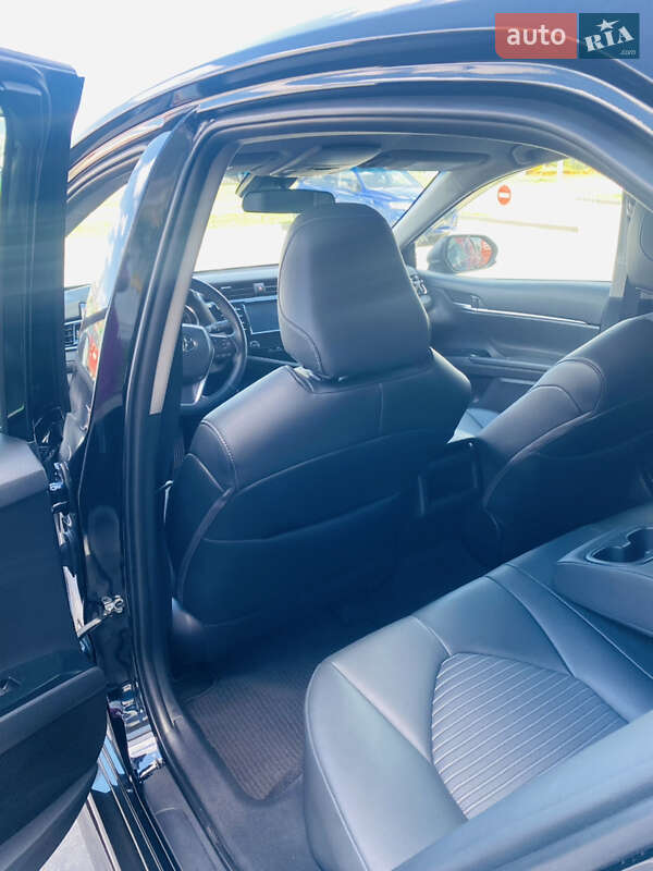 Седан Toyota Camry 2018 в Львове