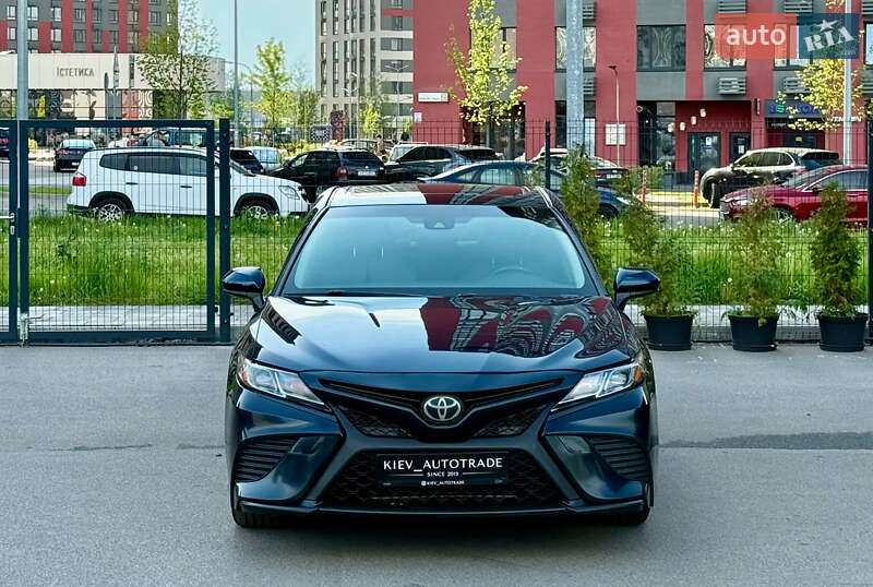Седан Toyota Camry 2018 в Києві