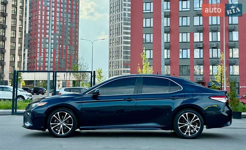 Седан Toyota Camry 2018 в Києві