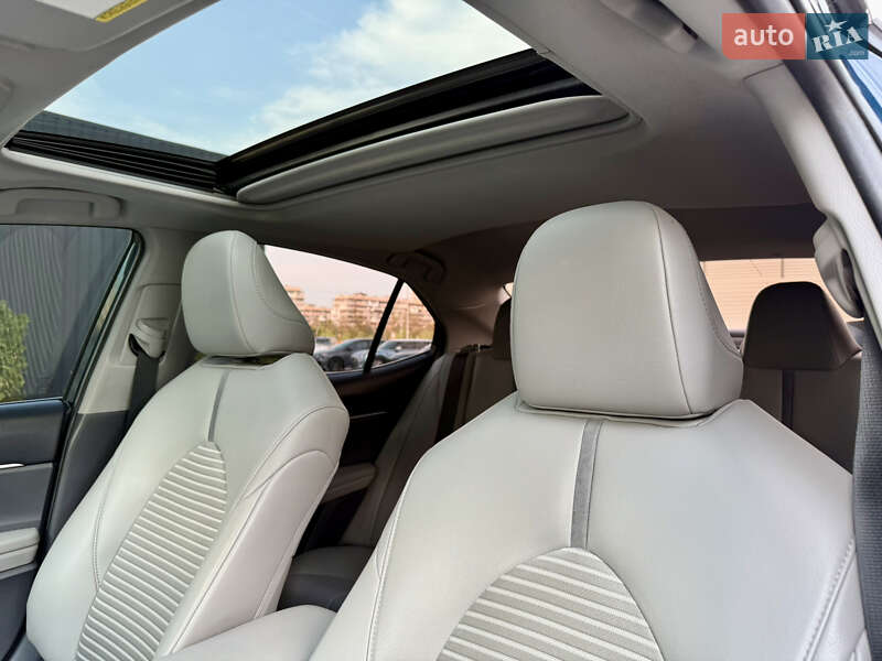 Седан Toyota Camry 2018 в Києві