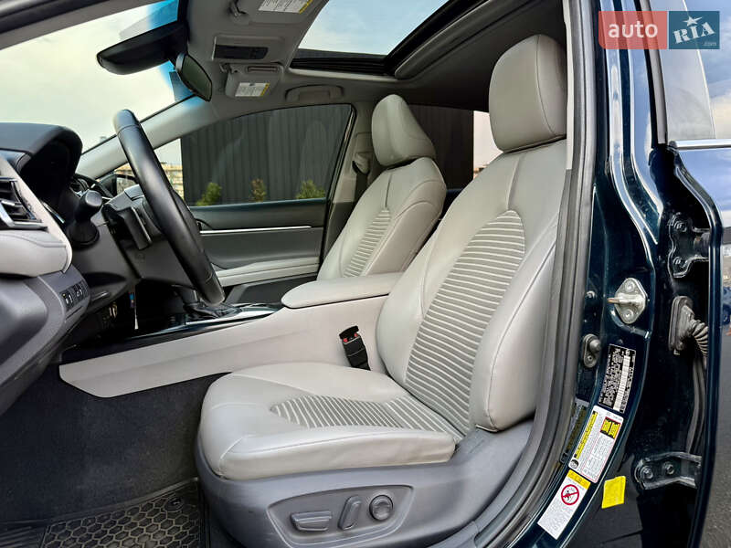 Седан Toyota Camry 2018 в Києві