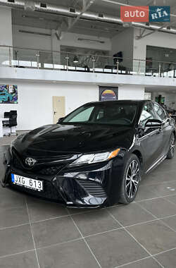 Седан Toyota Camry 2017 в Ровно