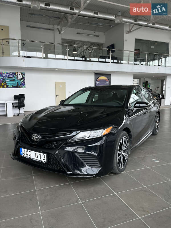 Седан Toyota Camry 2017 в 