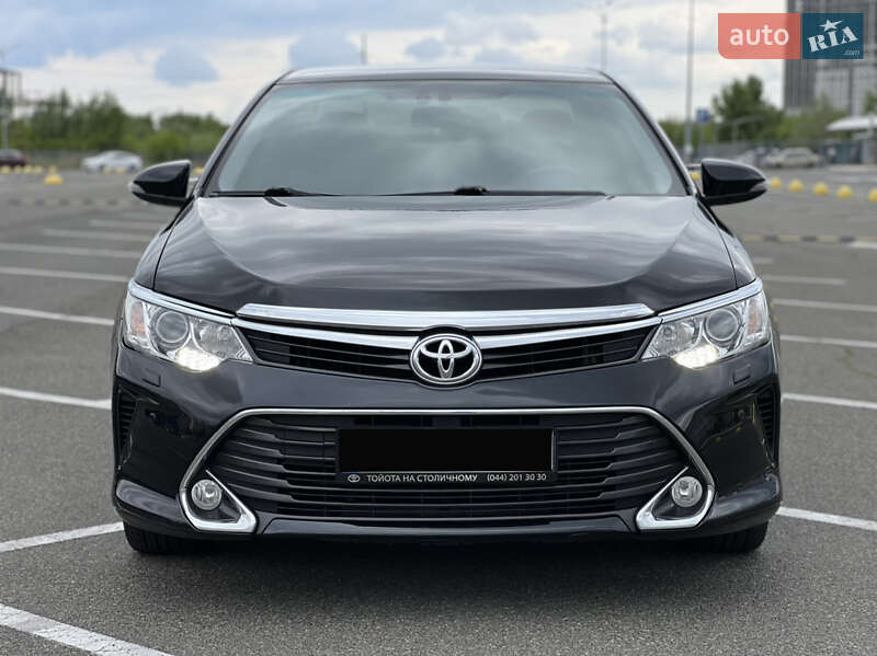 Седан Toyota Camry 2016 в Киеве