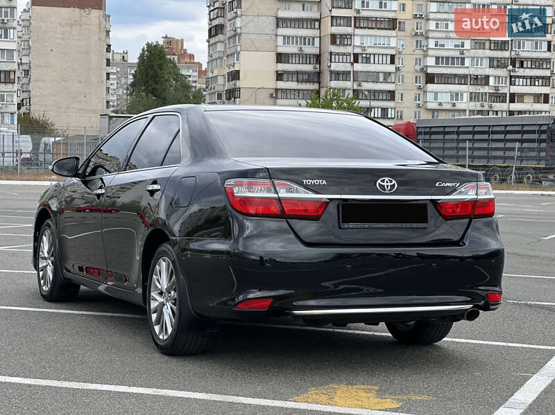 Седан Toyota Camry 2016 в Киеве
