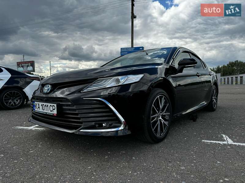 Седан Toyota Camry 2023 в 