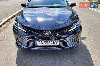 Седан Toyota Camry 2019 в Киеве
