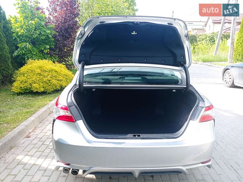 Седан Toyota Camry 2018 в Львове