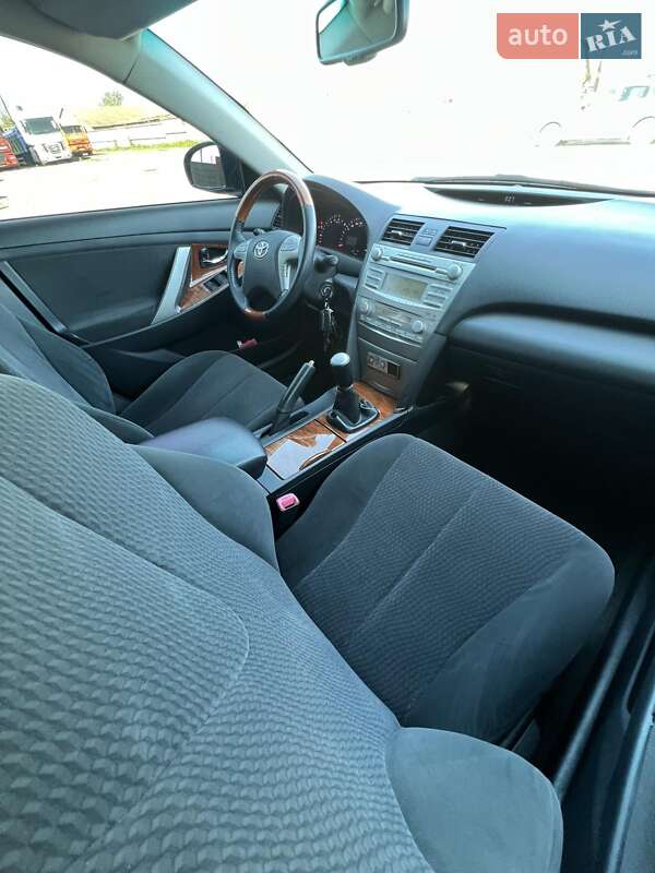 Седан Toyota Camry 2009 в Прилуках