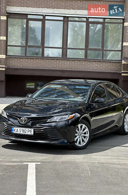 Седан Toyota Camry 2017 в Киеве