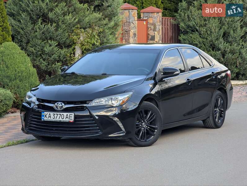 Седан Toyota Camry 2015 в Киеве