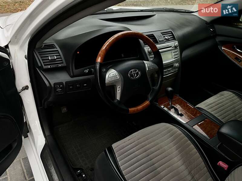 Седан Toyota Camry 2010 в Хмельницком