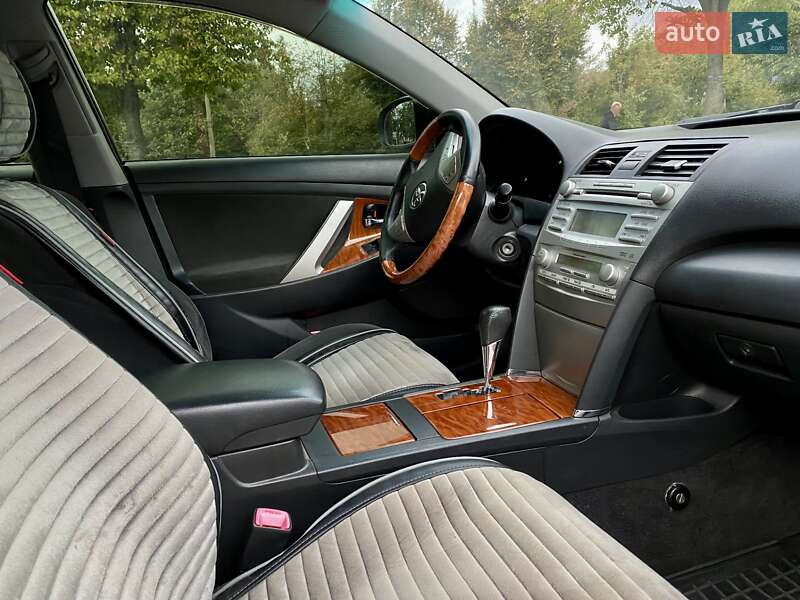 Седан Toyota Camry 2010 в Хмельницком