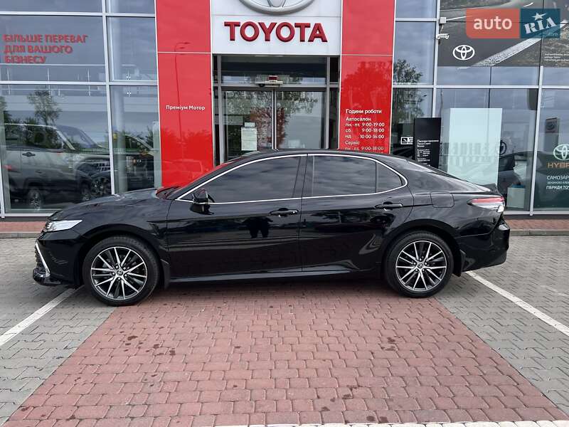 Седан Toyota Camry 2023 в Виннице