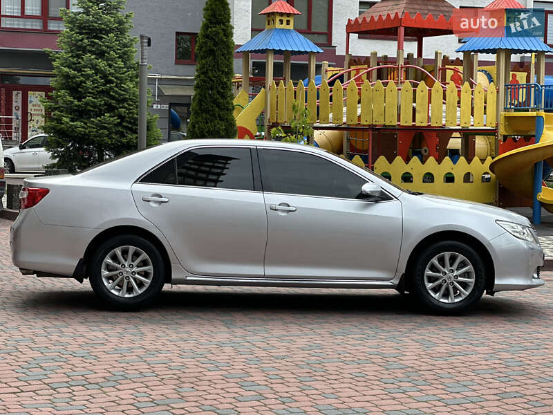 Седан Toyota Camry 2011 в Івано-Франківську