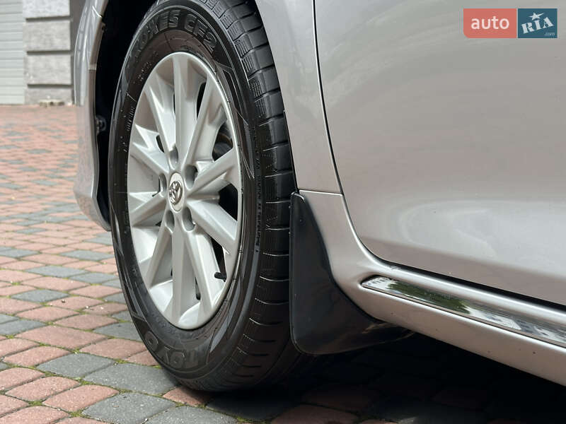 Седан Toyota Camry 2011 в Івано-Франківську