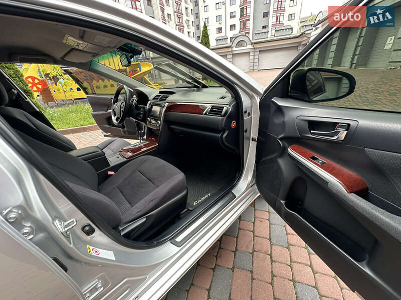 Седан Toyota Camry 2011 в Івано-Франківську