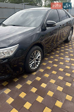 Седан Toyota Camry 2017 в Прилуках