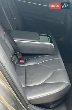 Седан Toyota Camry 2023 в 