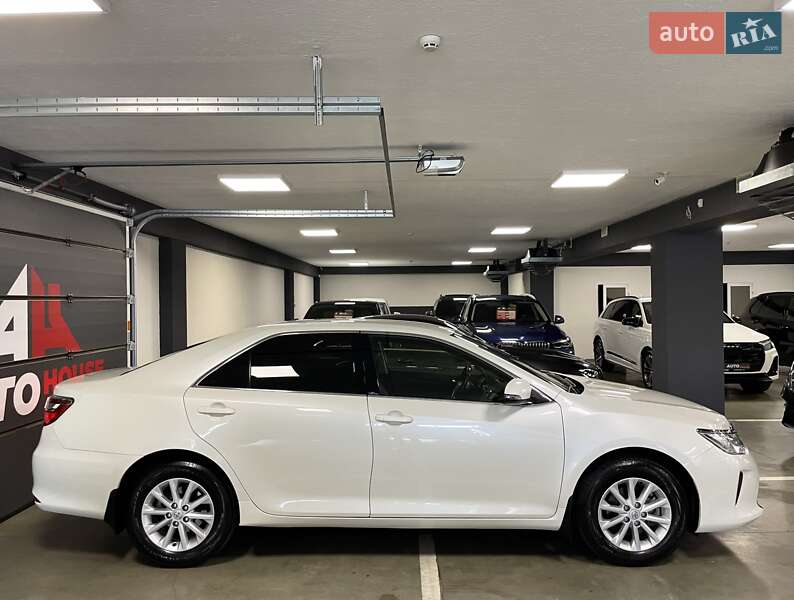 Седан Toyota Camry 2017 в Львові