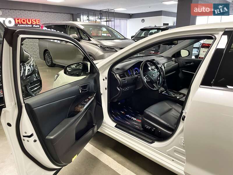 Седан Toyota Camry 2017 в Львові