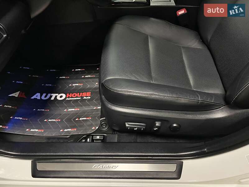 Седан Toyota Camry 2017 в Львові