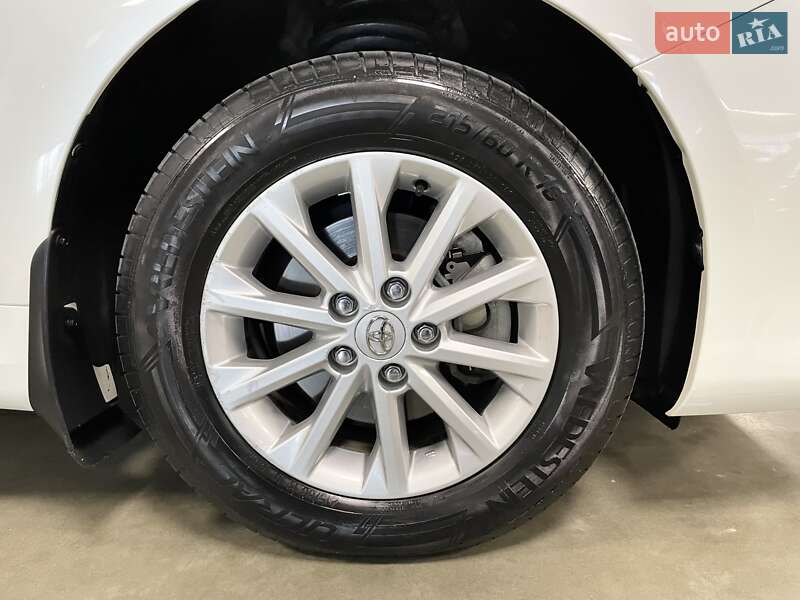 Седан Toyota Camry 2017 в Львові