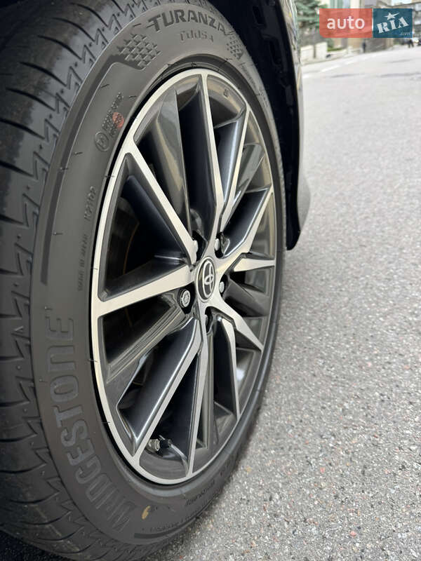 Седан Toyota Camry 2024 в Киеве