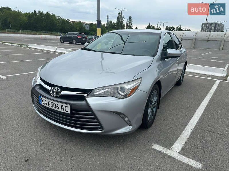 Седан Toyota Camry 2016 в Киеве