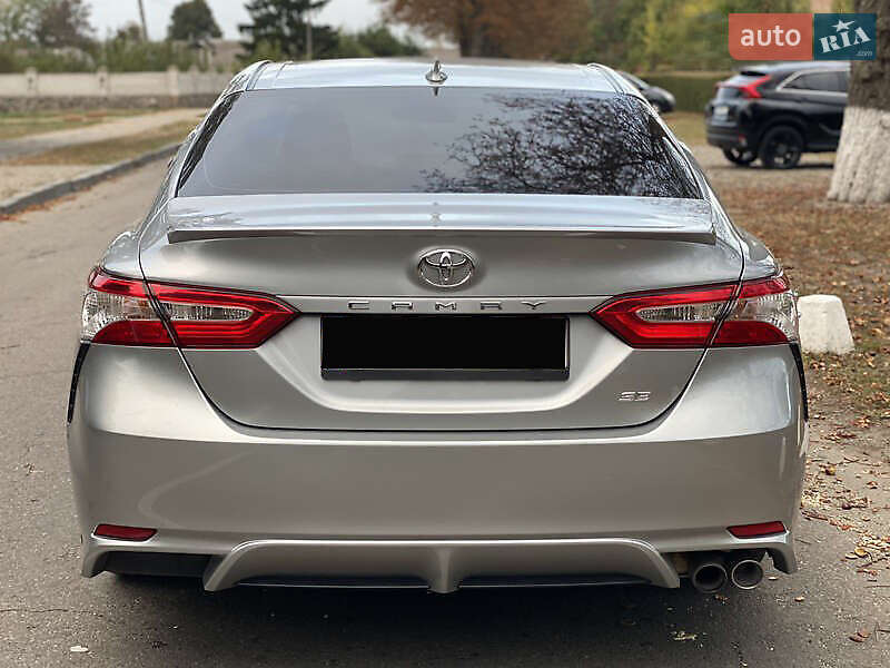Седан Toyota Camry 2019 в Киеве