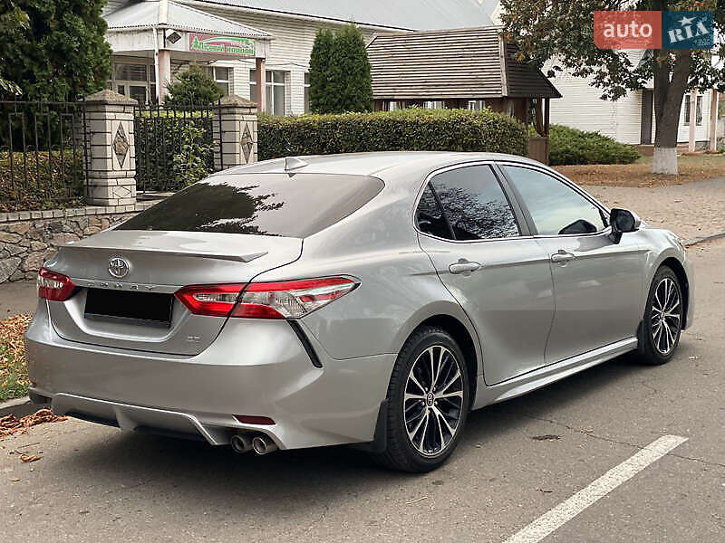Седан Toyota Camry 2019 в Киеве