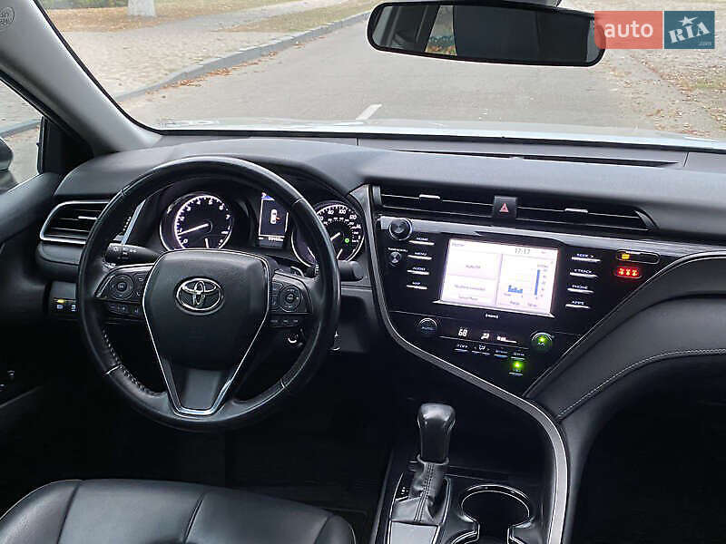 Седан Toyota Camry 2019 в Киеве