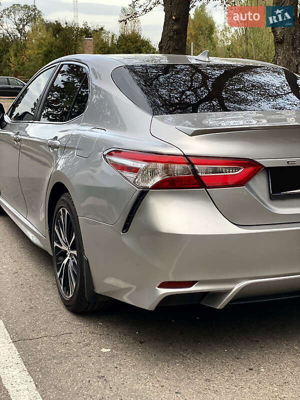 Седан Toyota Camry 2019 в Киеве