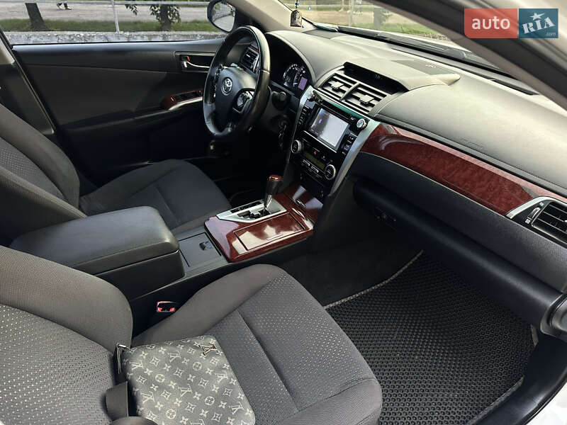 Седан Toyota Camry 2013 в Чернівцях