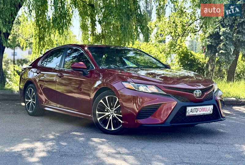 Седан Toyota Camry 2018 в Києві