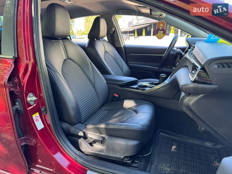 Седан Toyota Camry 2018 в Києві
