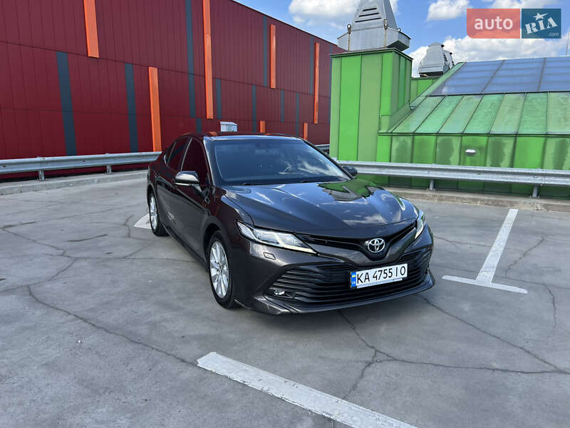 Седан Toyota Camry 2019 в Киеве