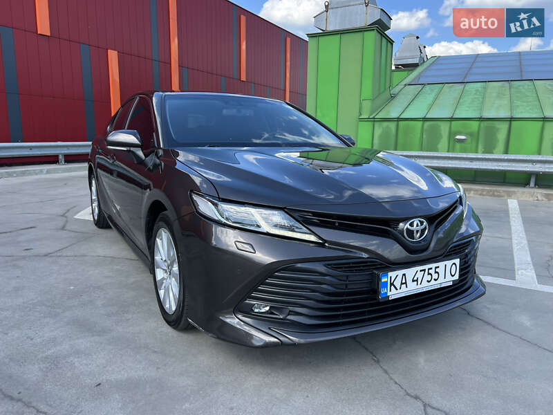 Седан Toyota Camry 2019 в Киеве