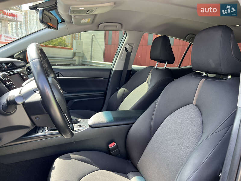 Седан Toyota Camry 2019 в Киеве