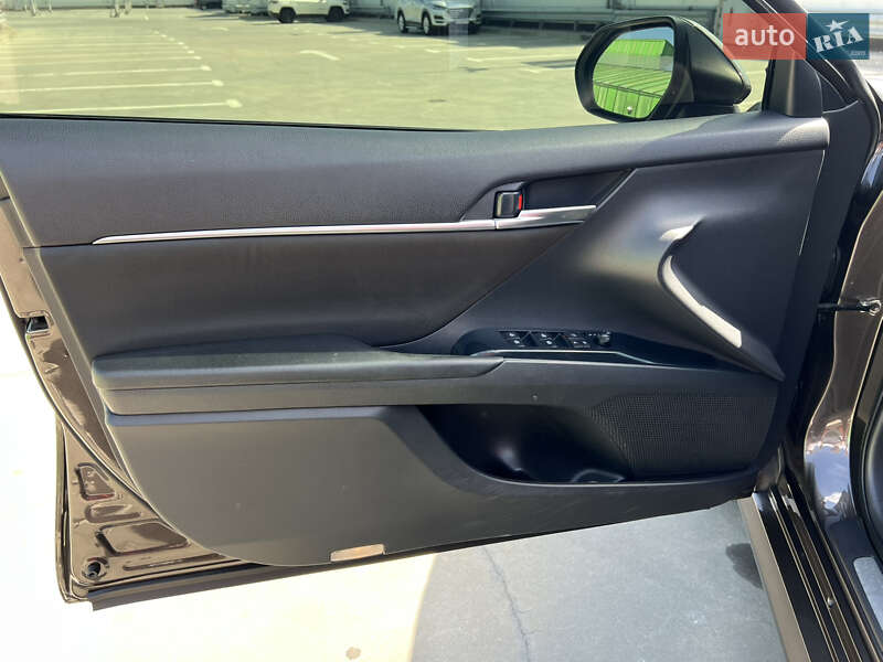 Седан Toyota Camry 2019 в Киеве