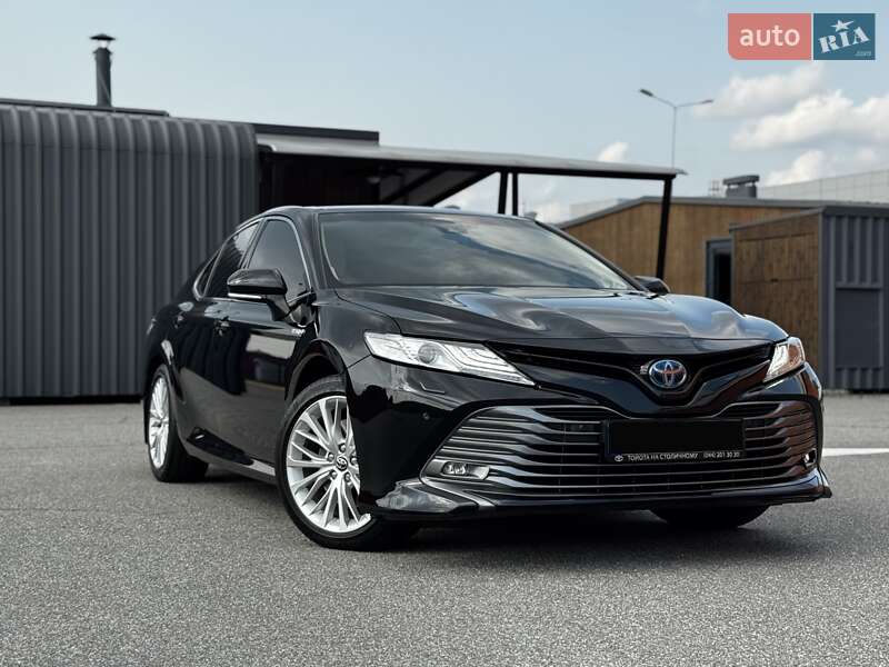 Седан Toyota Camry 2019 в Киеве