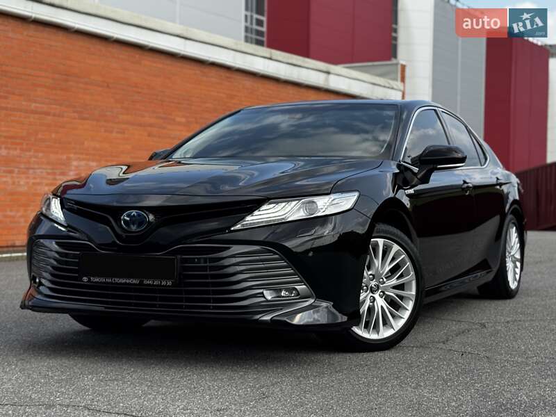 Седан Toyota Camry 2019 в Киеве