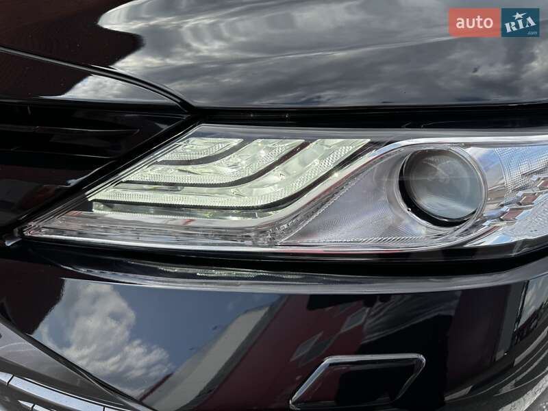 Седан Toyota Camry 2019 в Киеве
