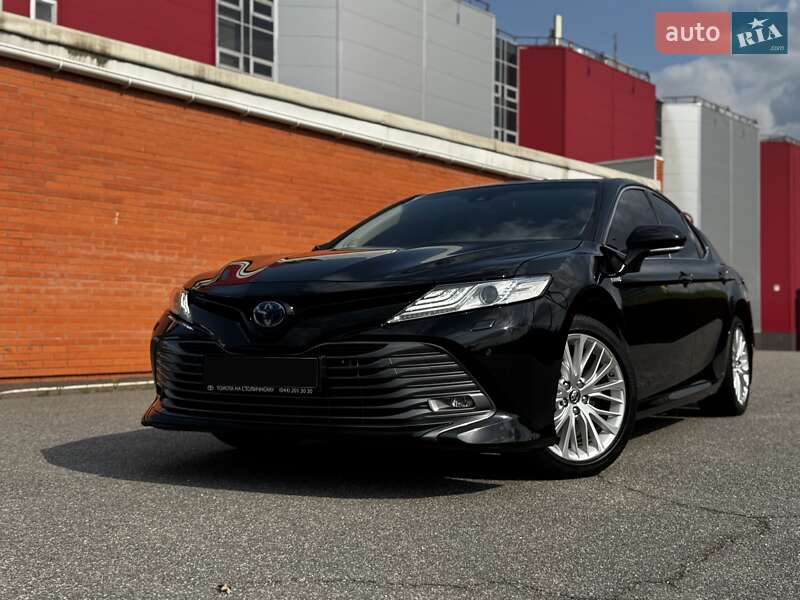 Седан Toyota Camry 2019 в Киеве