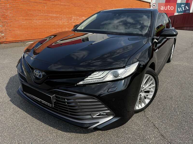Седан Toyota Camry 2019 в Киеве