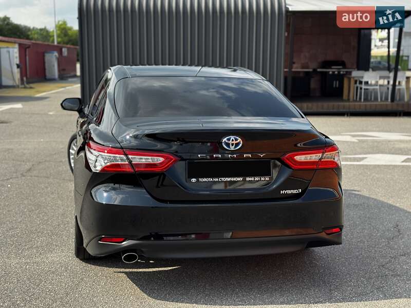 Седан Toyota Camry 2019 в Киеве