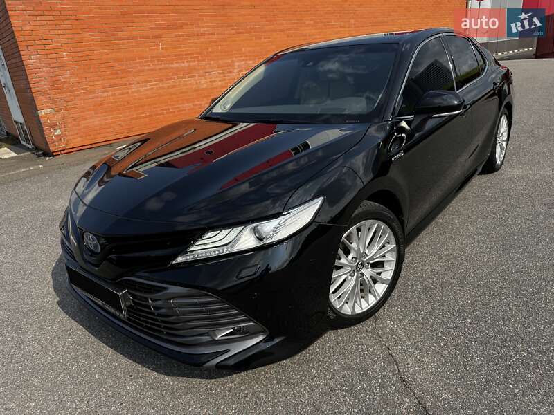 Седан Toyota Camry 2019 в Киеве