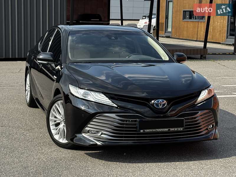 Седан Toyota Camry 2019 в Киеве