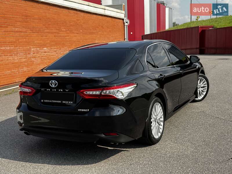 Седан Toyota Camry 2019 в Киеве