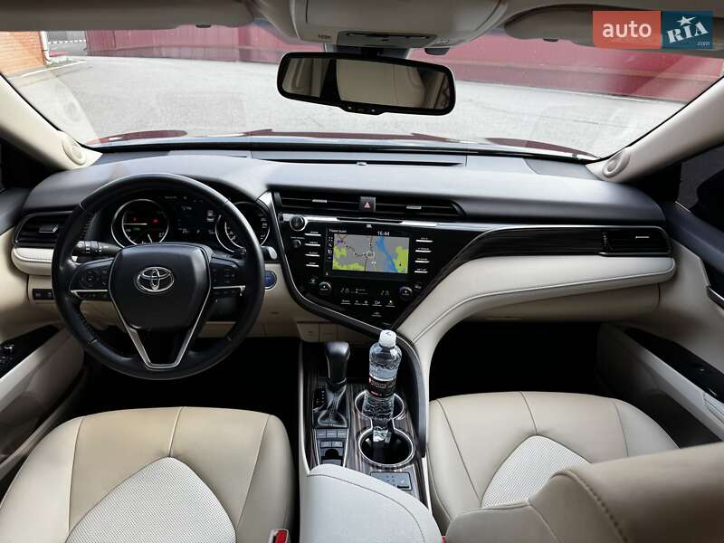 Седан Toyota Camry 2019 в Киеве